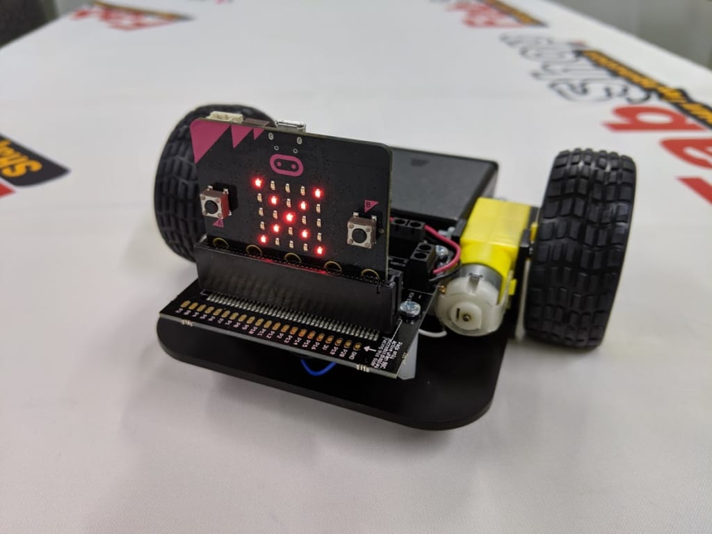 入門向けマイコンボードとして人気を集めているmicrobit（マイクロビット）。小さいながらにして、傾きセンサーや温度センサー、LED表示板を搭載し、makecodeというオンラインのサイトで簡単にプログラミングもできて初心者でも簡単にコントロールできることから、Fabshopでも沢山紹介しています。

このmicrobitには様々な応用キットが発売されていますが、今回はmicro:bitを扱っているkitronik社製「ライントレース＆リモートコントロールバギー ver.2.0」の組み立てからテスト走行までをご紹介します。今後リモートコントロールや傾きセンサでのコントロールなどを紹介していきます。